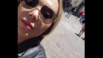 Gostosa tirando a calcinha