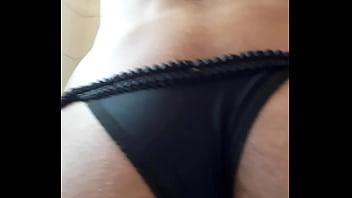Mulher rebolando sem calcinha