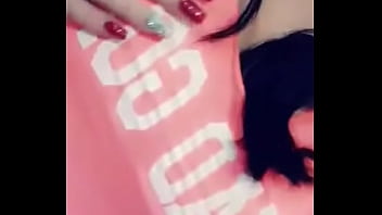 Novinha mostrando peito