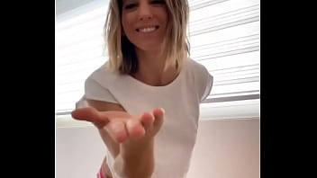 Novinha rebolando nua