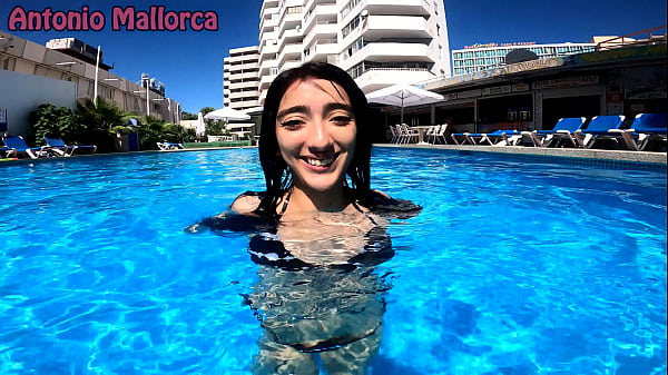 Novinha transando bem gostoso no hotel com piscina