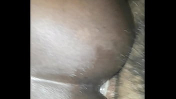 Empregada com peitos grandes dando a xoxotta