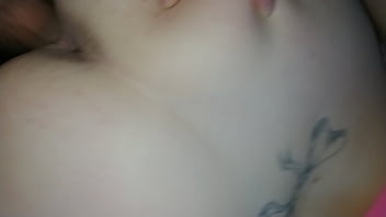 Homen banhando mulher